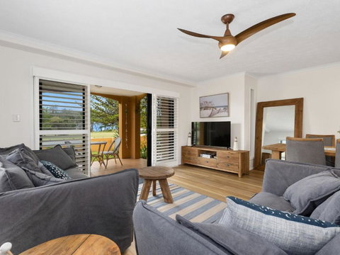 Salty Kisses On Marine Parade - Sunshine Coast Tourism 2