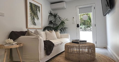SALTY PALMS -Seaside Studio Apartment - Sunshine Coast Tourism 3