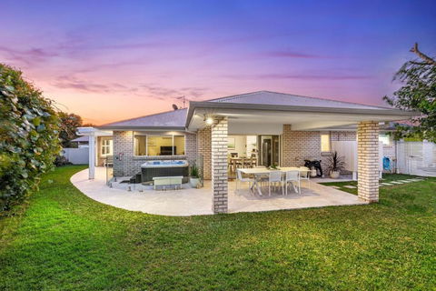 Salty Pause At Bondi House - With Spa And Pet Friendly! - Holiday Sunshine Coast 3