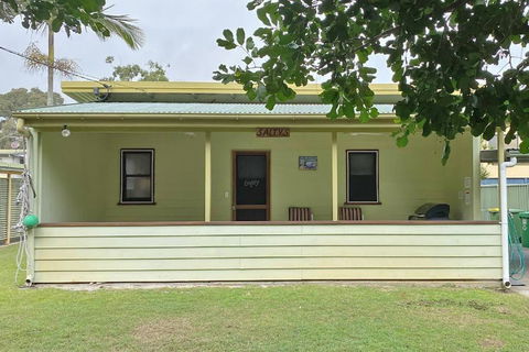 SALTYS AMITY POINT - Sunshine Coast Tourism 0