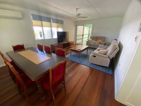 Samantha - Holiday Sunshine Coast 0