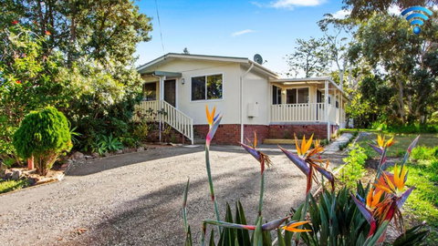 Sams Beach Shack - Holiday Sunshine Coast 0