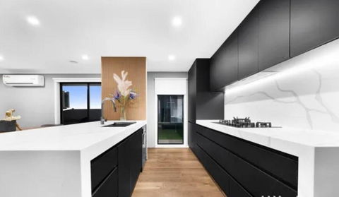 Sanctuary Lakes Holiday House - Sunshine Coast Tourism 3