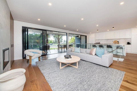 Sandringham Sunshine Escape - Holiday Sunshine Coast 0