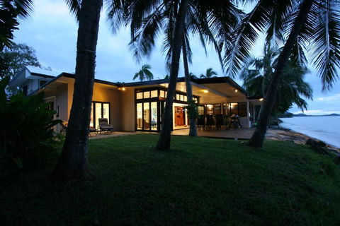 Sandcastle Retreat - Absolute Cairns Beachfront - Sunshine Coast Tourism 2