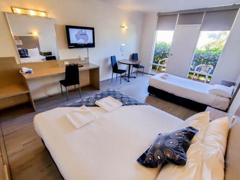 Sandors Motor Inn - Sunshine Coast Tourism 3