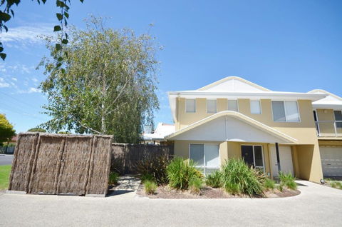 Sandpiper 10 - Close To Town And Beach - Sunshine Coast Tourism 0