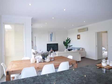 Sandpiper 3 - Close To Town And Beach - Sunshine Coast Tourism 0
