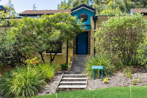Sandpiper, Hyams Beach - Sunshine Coast Tourism 2