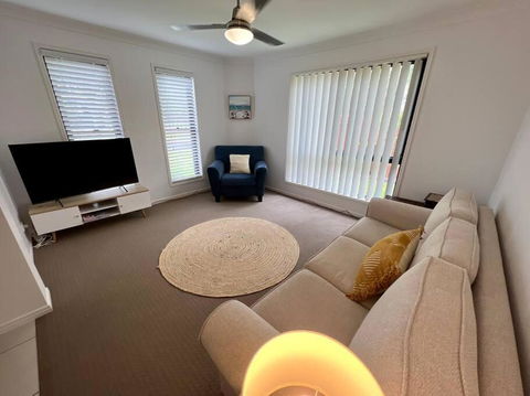 Sandstone Point Sleeps 10, 4-bedroom Home - Holiday Sunshine Coast 1