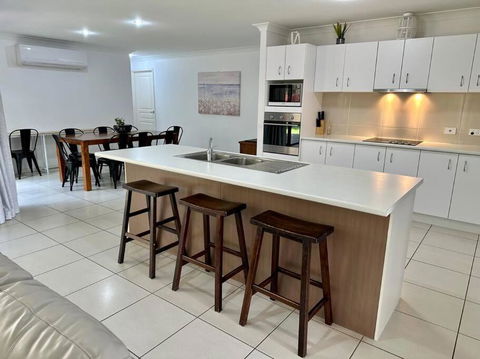 Sandstone Point Sleeps 10, 4-bedroom Home - Holiday Sunshine Coast 2