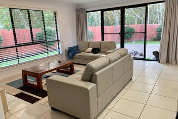 Sandstone Point Sleeps 10, 4-bedroom Home with Holiday Sunshine Coast