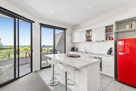 Sandy Beach Apt 4 - Holiday Sunshine Coast 2