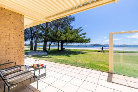 Sandy Beach House Corlette Unit 1 Waterfront WI-FI Aircon - Sunshine Coast Tourism 2