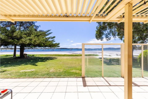 Sandy Beach House Corlette Unit 1 Waterfront WI-FI Aircon - Sunshine Coast Tourism 1