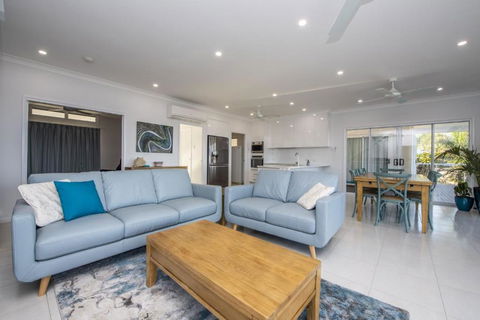 Sandy Decks - Holiday Sunshine Coast 3