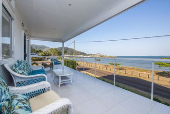 Sandy Decks with Holiday Sunshine Coast