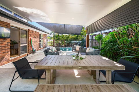 Sandy Dunes Retreat Pet-Friendly Wurtulla Home - Holiday Sunshine Coast 1