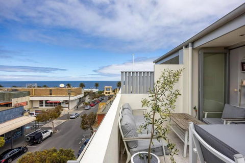 Sandy@Village - Newly Renovated + Bay Views - Holiday Sunshine Coast 0