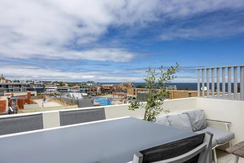 Sandy@Village - Newly Renovated + Bay Views - Holiday Sunshine Coast 1