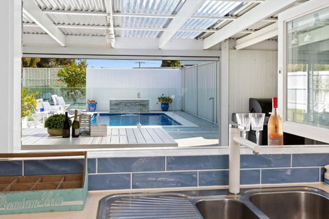 SANTORINI BEACH HOUSE SAFETY BEACH - Sunshine Coast Tourism 3