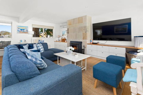 SANTORINI BEACH HOUSE SAFETY BEACH - Sunshine Coast Tourism 1