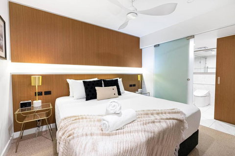 Sapphire Suite - Central Boutique Resort Vibes - Holiday Sunshine Coast 1