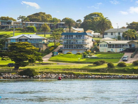 Sapphire Waters Unit 3 - Holiday Sunshine Coast 1