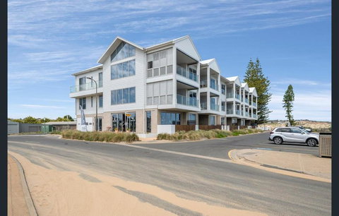 Sea Dunes Luxury Apartments - Holiday Sunshine Coast 3