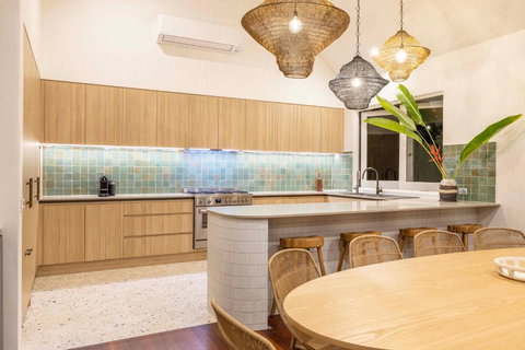 Sea Pavilion - Luxury Home Sleeps 12 Guests - Holiday Sunshine Coast 3