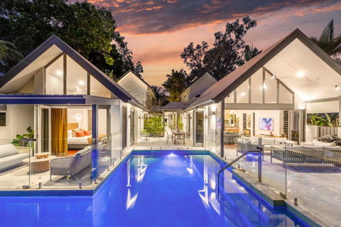 Sea Pavilion - Luxury Home Sleeps 12 Guests - Holiday Sunshine Coast 0