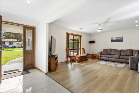 Sea Whisper - 6 Guinea Place - Holiday Sunshine Coast 2