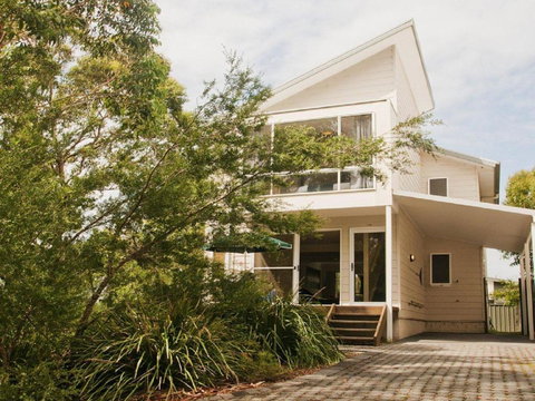 Sea Whispers - Holiday Sunshine Coast 1