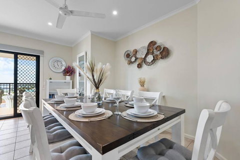 Seaboard Delight Pool - Balcony - Workspace - Holiday Sunshine Coast 3