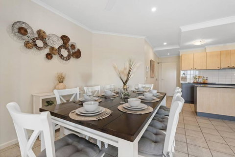 Seaboard Delight Pool - Balcony - Workspace - Holiday Sunshine Coast 2