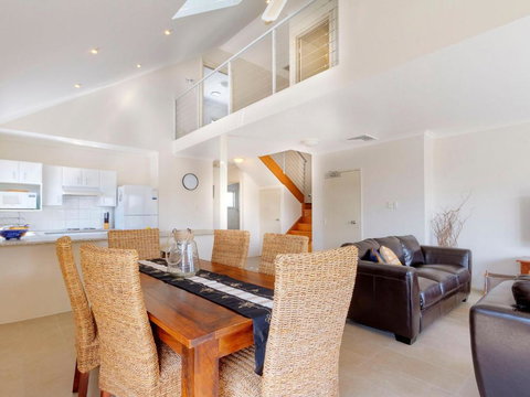 Seachange Apartment 3 - Holiday Sunshine Coast 2