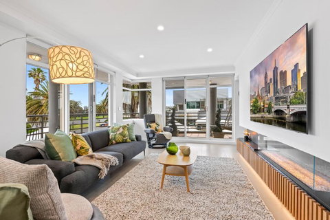 Scenic Beachside 3-bedroom With Water Views - Holiday Sunshine Coast 0