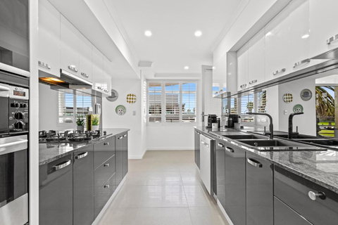 Scenic Beachside 3-bedroom With Water Views - Holiday Sunshine Coast 2