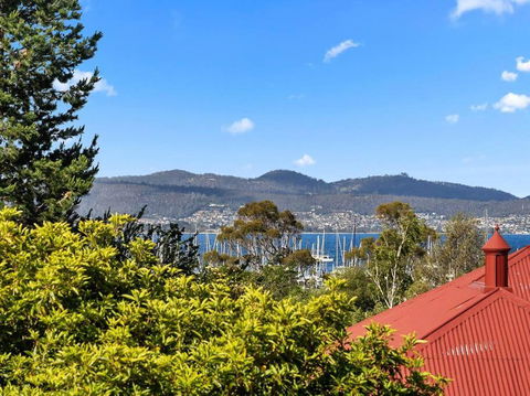 Sandy Bay Apartment With Hobart River View, Near UTAS - Stroll To Cafes And Shops - Holiday Sunshine Coast 1