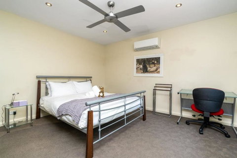 Serene 2BR House Near The Heart Of Kingston - Holiday Sunshine Coast 1