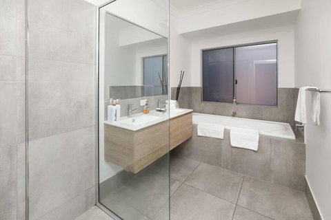 Seaside 300m To Beach 32c Pool For Cooler Months - Holiday Sunshine Coast 3