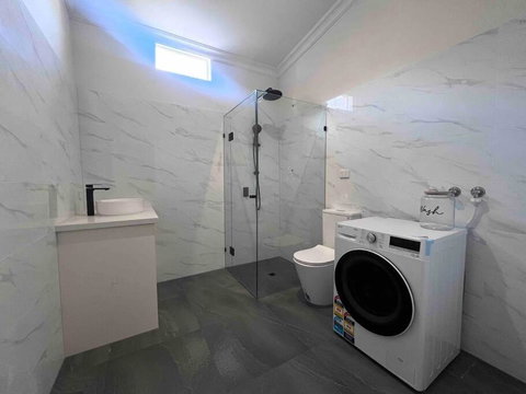 Seaside & Parkside Family Accomodation - Holiday Sunshine Coast 2