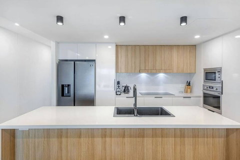 SEASIDE ESCAPE@ The Cosmopolitan Unit 10406 - Holiday Sunshine Coast 0