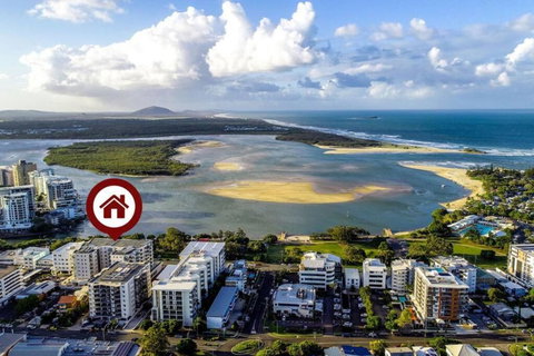 SEASIDE ESCAPE@ The Cosmopolitan Unit 10406 - Holiday Sunshine Coast 1