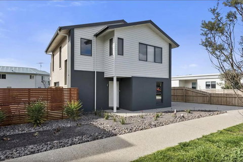 Seaside Gem - Holiday Sunshine Coast 0