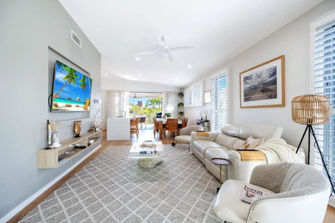 Seaside Luxury In Alexandra Headland - Holiday Sunshine Coast 3