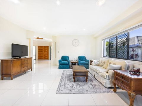 Seaside Modern And Luxurious Mansion With Pool - Holiday Sunshine Coast 0