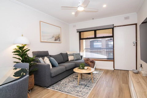 Seaside Smart Home - Coastal Chic At Henley Beach - Holiday Sunshine Coast 3