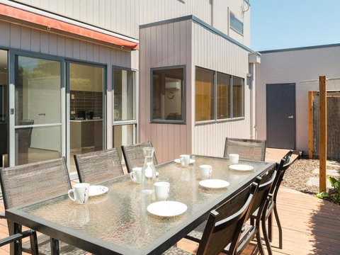 Seaside Splendour - Holiday Sunshine Coast 1