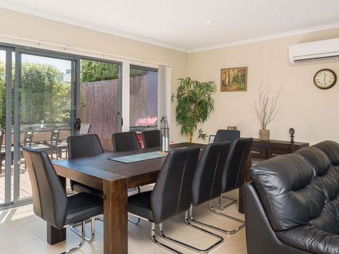 Seaside Splendour - Holiday Sunshine Coast 2